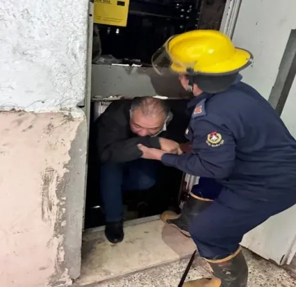 الأجهزة الأمنية بالفيوم تستجيب لإستغاثة أحد الأشخاص عقب إحتجازه داخل مصعد