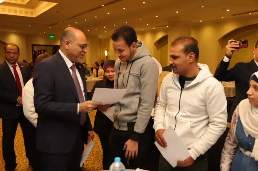 تسليم عقود عمل لذوي همم ..وقافلة طبية للكشف على العمال بالقاهرة