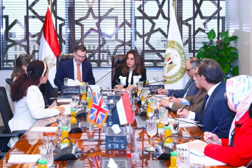 وزيرة التنمية المحلية والقائم بأعمال وزير البيئة تلتقي مع السفير البريطاني بالقاهرة لبحث سبل التعاون في المشروعات المستقبلية المشتركة