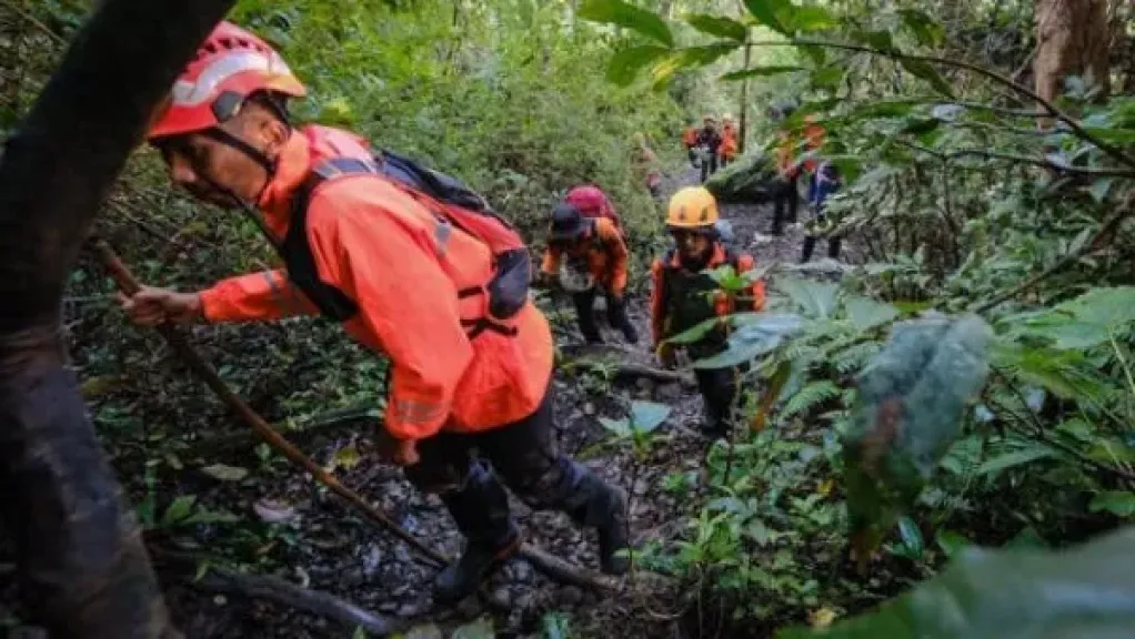 العثور علي جثث 10 ركاب للطائرة المفقودة في اندونيسيا