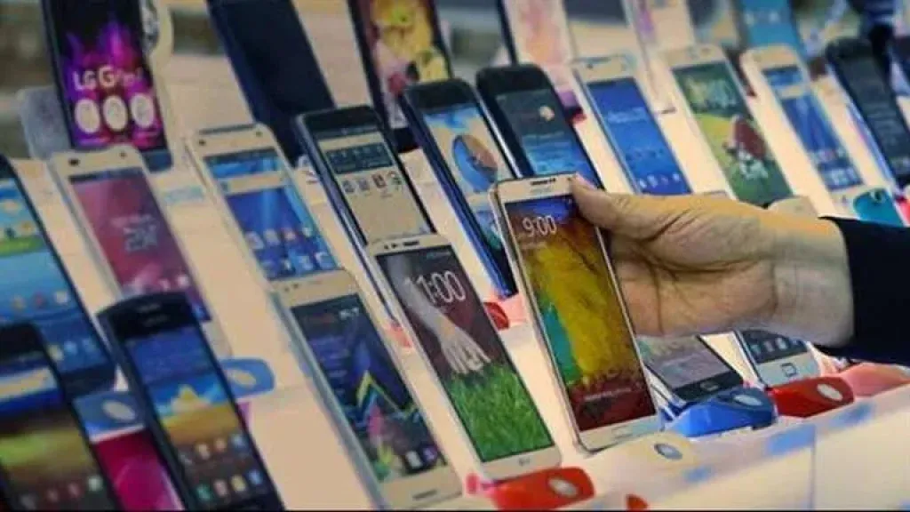 عمرو أديب يطالب بإقالة متخذ قرار إلغاء إعفاء الرسوم الجمركية للهواتف: المواطن رقم واحد