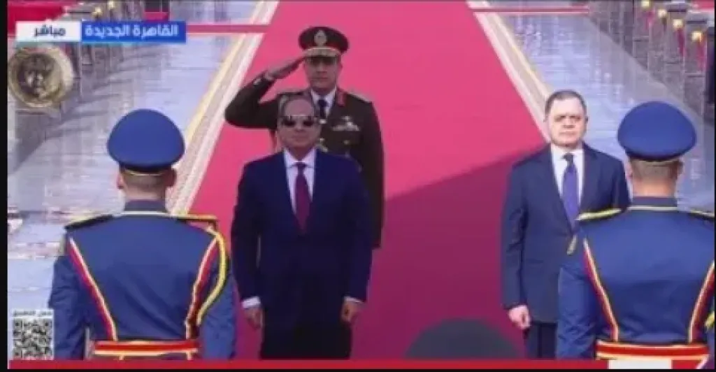 الرئيس السيسي يضع إكليلاً من الزهور علي النصب التذكاري لشهداء الشرطة