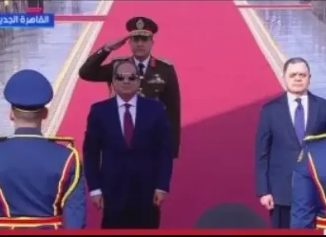 الرئيس السيسي يضع إكليلاً من الزهور علي النصب التذكاري لشهداء الشرطة