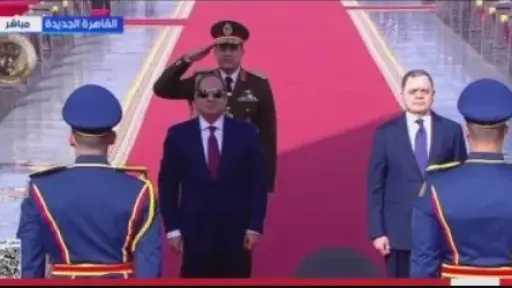 الرئيس السيسي يضع إكليلاً من الزهور علي النصب التذكاري لشهداء الشرطة