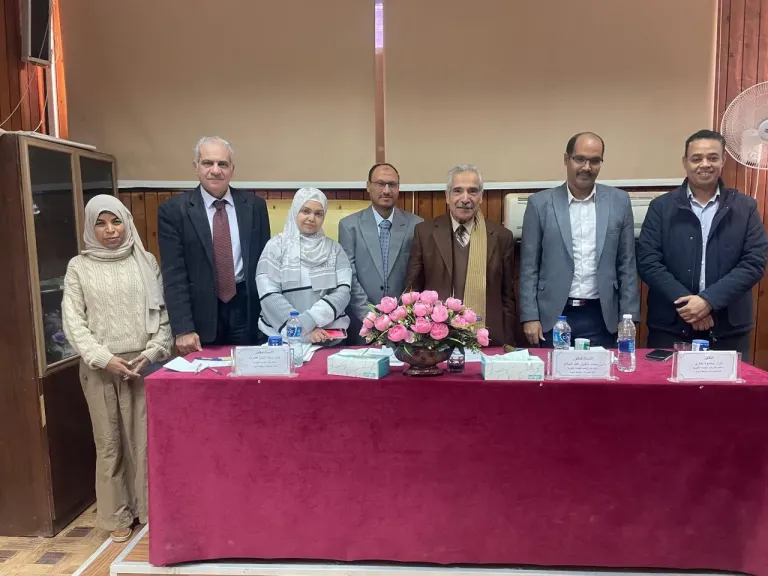 رئيس جامعة أسوان يشهد مناقشة  ماجستير عن التوزيع الاقتصادي  للشبكات المصغرة مع مصادر الطاقة المتجددة