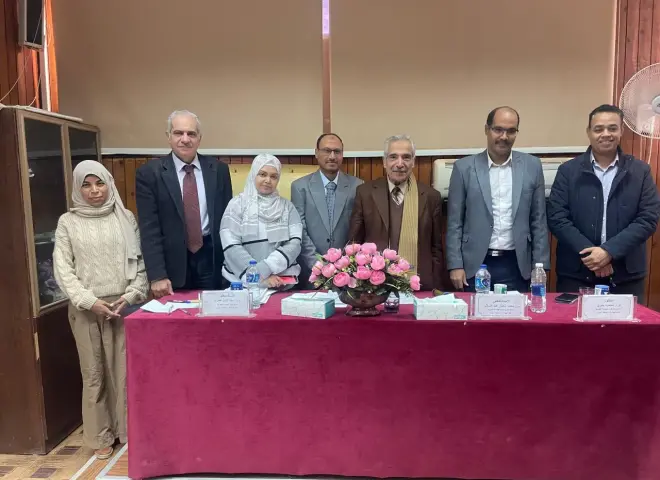 رئيس جامعة أسوان يشهد مناقشة  ماجستير عن التوزيع الاقتصادي  للشبكات المصغرة مع مصادر الطاقة المتجددة