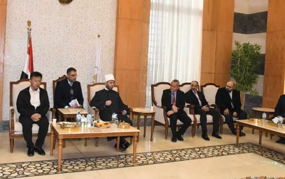 وزير الأوقاف يبحث مع رئيس اللجنة الوطنية لمسلمي الفلبين تعزيز التعاون المشترك