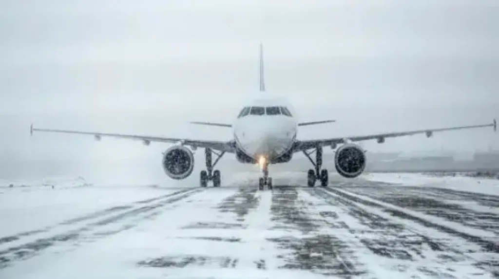 إلغاء نحو 10 آلاف رحلة جوية بسبب عاصفة ثلجية في الولايات المتحدة