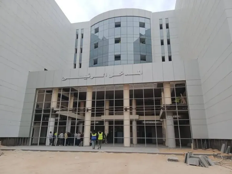 نائب رئيس مجلس الوزراء وزير الصحة يتلقى تقريرًا عن مرور ميداني على 23 مشروعًا صحيًا جاريًا في 7 محافظات