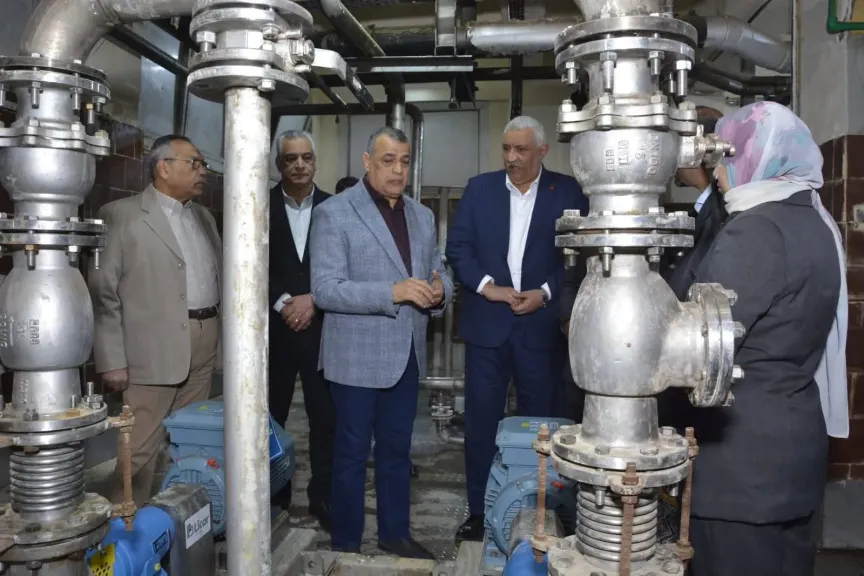 وزير الإنتاج الحربى يتابع سير العملية الإنتاجية بشركة أبو زعبل للكيماويات
