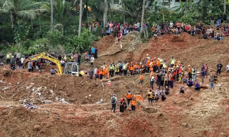 ارتفاع حصيلة قتلى الانهيار الأرضي في إندونيسيا إلى 25 شخصا مع استمرار فقدان 80 آخرين
