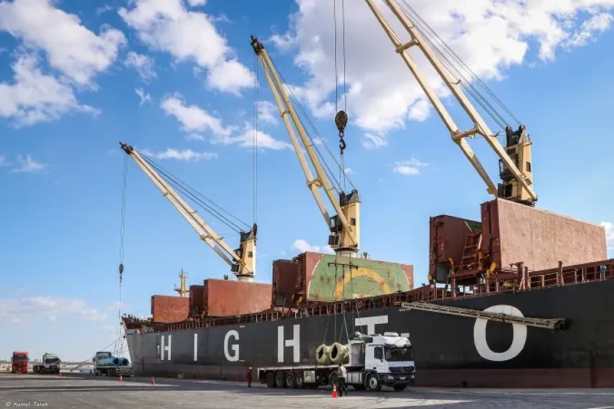 ميناء دمياط يستقبل 10 سفن خلال 24 ساعة