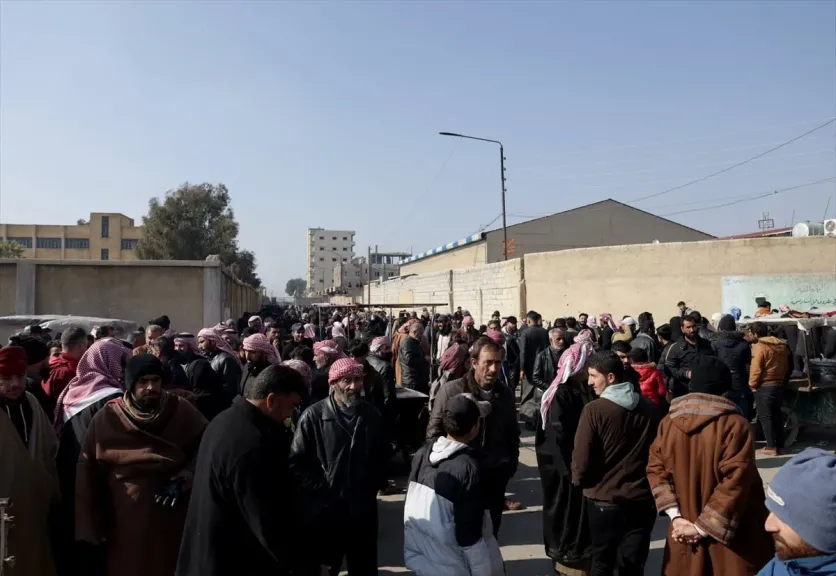 الرقة.. عشرات العائلات السورية تترقب خروج أبنائها من سجون قسد