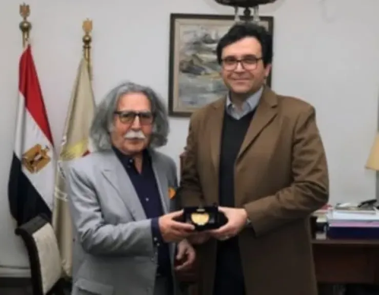 وزير الثقافة يناقش مع الفنان التشكيلي العراقي ضياء العزاوي تبني ودعم المواهب الشابة