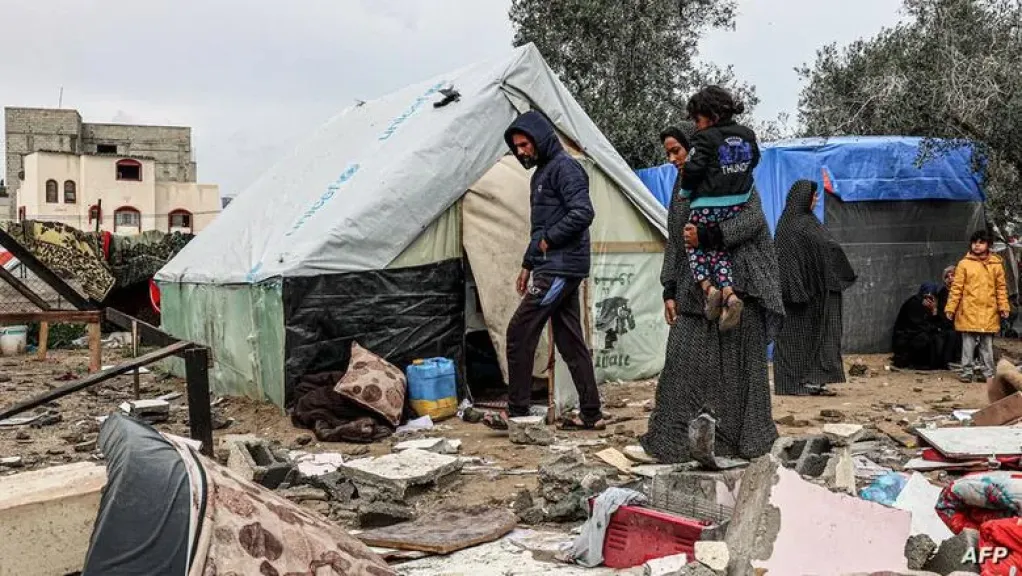 القاهرة الإخبارية: آليات الاحتلال تستهدف خيام نازحين في غزة