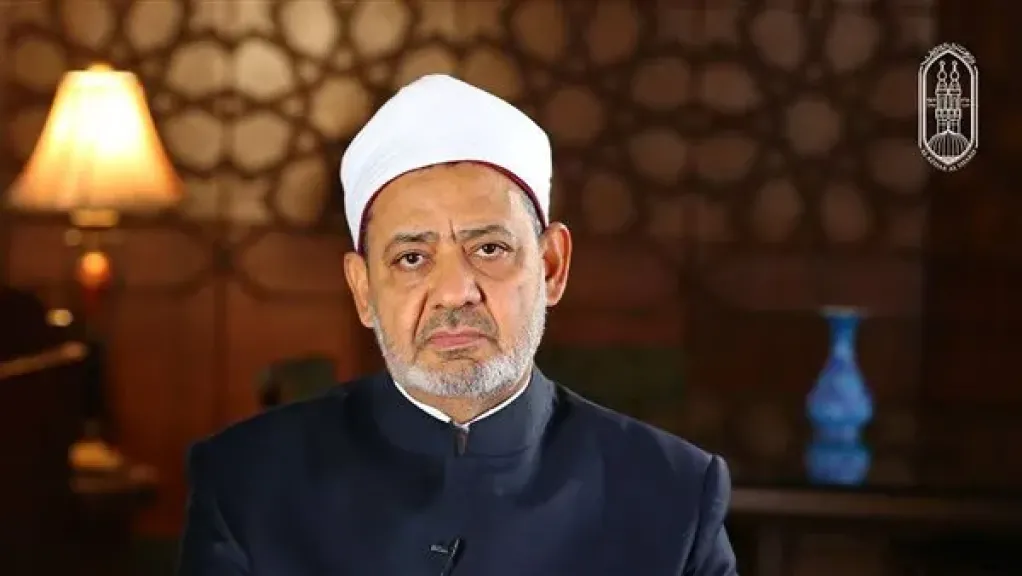 شيخ الأزهر يصرف مكافأة للعاملين بالمناطق الأزهرية