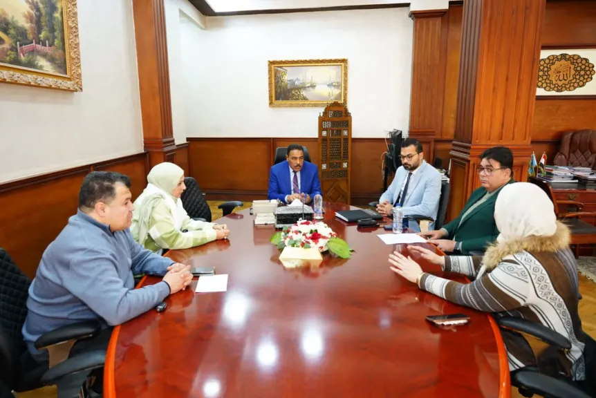 محافظ مطروح: يبحث تسهيل اجراءات مرضي التامين الصحي