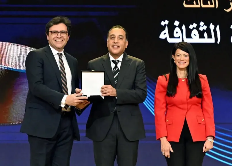 رئيس الوزراء يسلم وزير الثقافة جائزة التميز الحكومي في مجال تكافؤ الفرص وتمكين المرأة