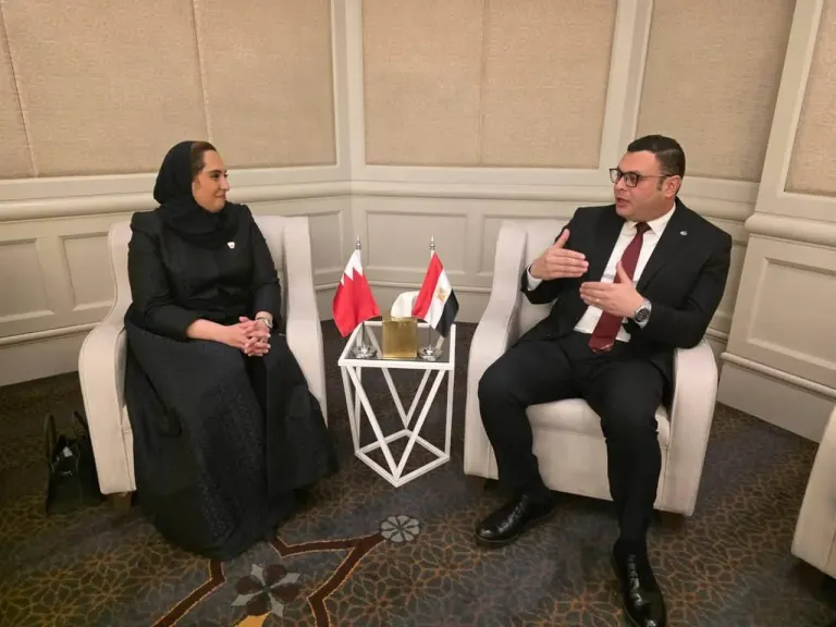 وزير الإسكان يبحث دعم مشاركة المطورين العقاريين المصريين في السوق البحرينية
