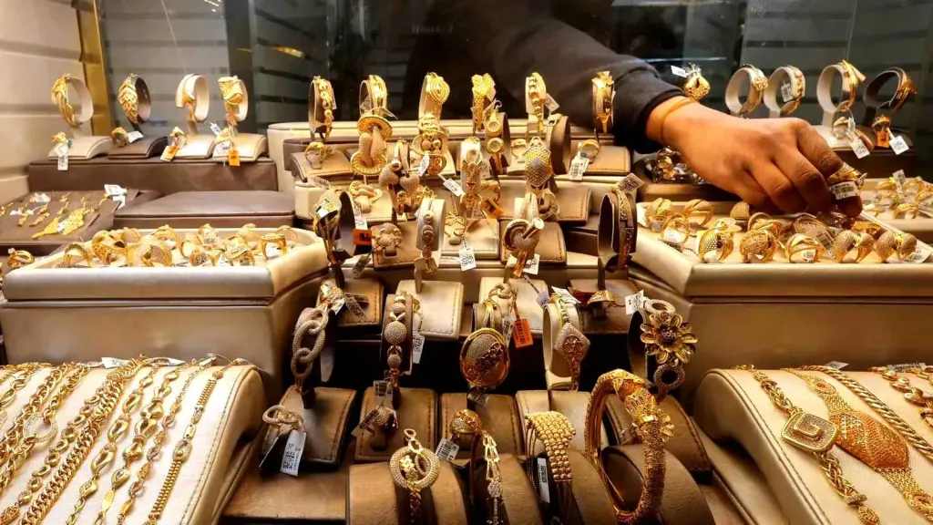 800 جنيه خسارة في اسعار الذهب خلال لحظات .. عودة تسعير الذهب لمحلات الصاغة