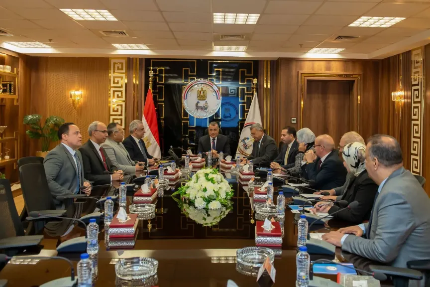 وزير الدولة للإنتاج الحربي يستقبل وفد لجنة الطاقة والبيئة بمجلس الشيوخ