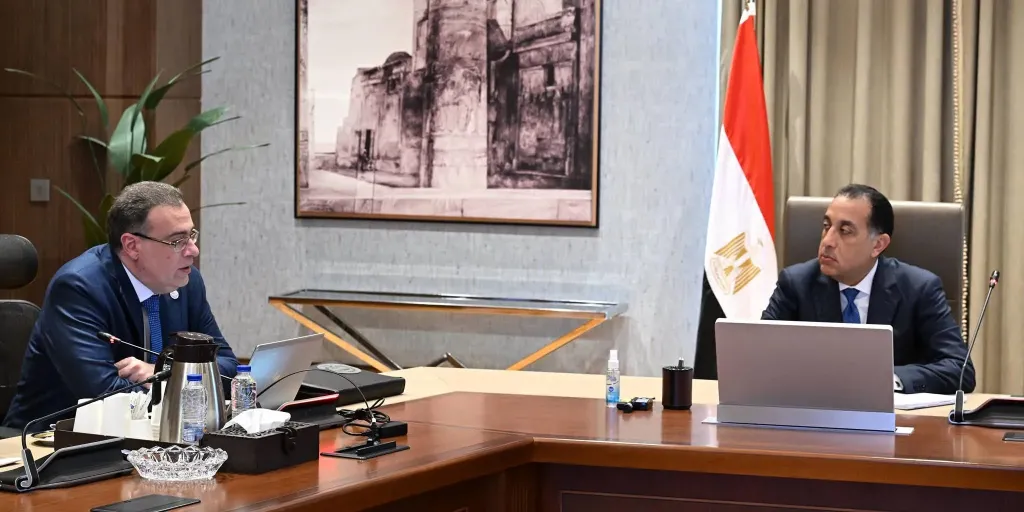 رئيس الوزراء يتابع مع رئيس الجهاز المركزي للتنظيم والإدارة عددا من ملفات العمل