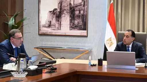 رئيس الوزراء يتابع مع رئيس الجهاز المركزي للتنظيم والإدارة عددا من ملفات العمل