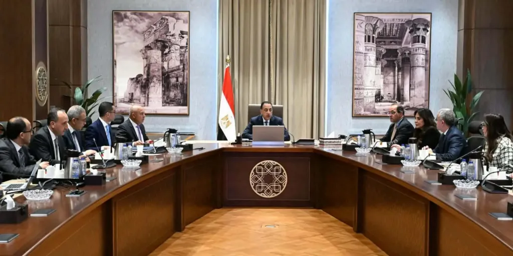 رئيس الوزراء يعقد اجتماعا لبحث فرص توطين صناعة السيارات وزيادة تنافسية المناطق الحرة