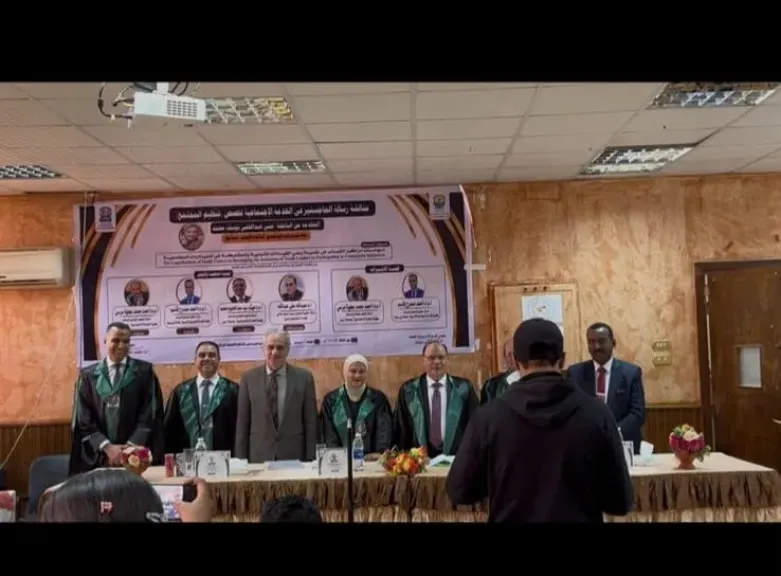 رئيس جامعة أسوان يشهد مناقشة رسالة ماجستير حول دور مراكز الشباب في تنمية وعي القيادات الشبابية