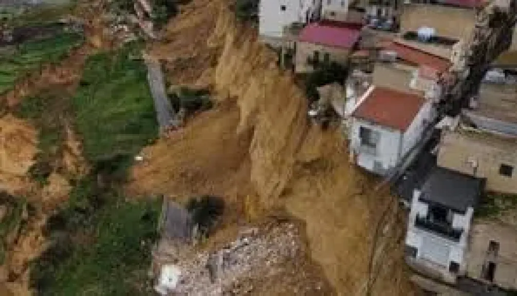 عواصف عنيفة تتسبب في انهيارين أرضيين ببلدة نيشيمي جنوبي صقلية