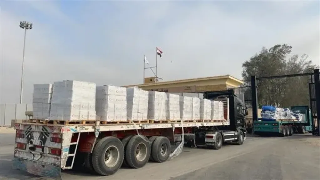 تحرك شاحنات قافلة المساعدات الإنسانية الـ127 تمهيدا لدخولها من مصر إلى قطاع غزة