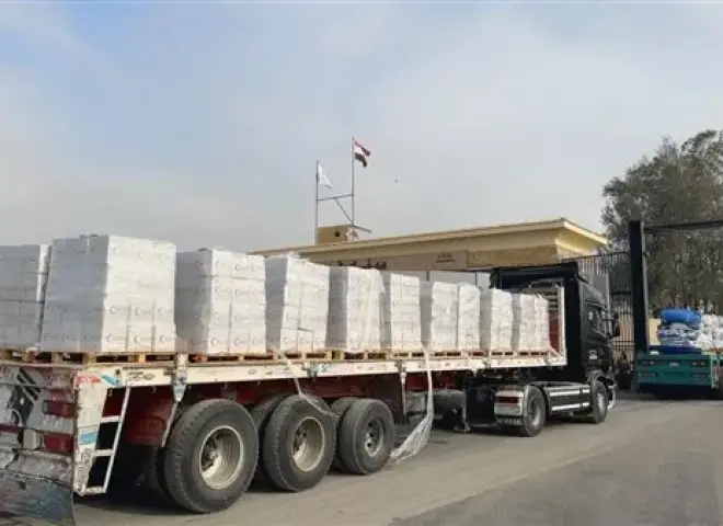 تحرك شاحنات قافلة المساعدات الإنسانية الـ127 تمهيدا لدخولها من مصر إلى قطاع غزة