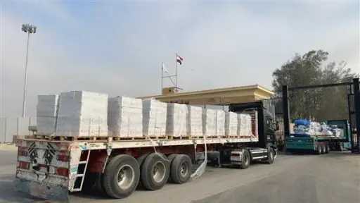 تحرك شاحنات قافلة المساعدات الإنسانية الـ127 تمهيدا لدخولها من مصر إلى قطاع غزة