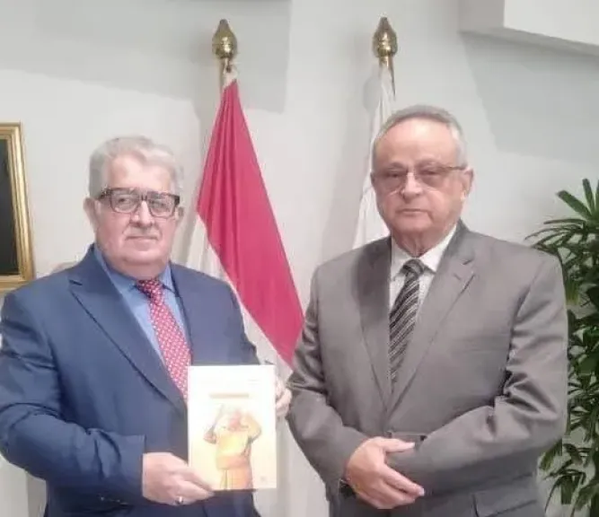 شيركو حبيب يهدي مدير مكتبة الإسكندرية مؤلفاته حول التاريخ الكوردي