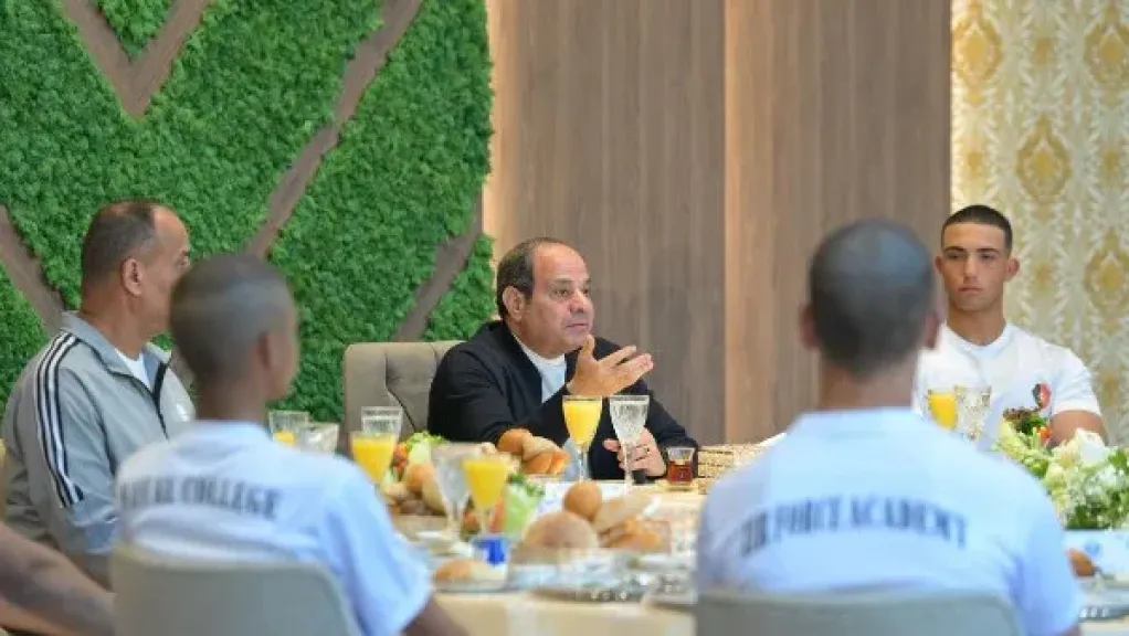 الرئيس السيسي خلال لقاء طلبة الأكاديمية العسكرية : هناك أجهزة مخابرات تطرح موضوعات على مواقع التواصل من خلال كتائب إلكترونية