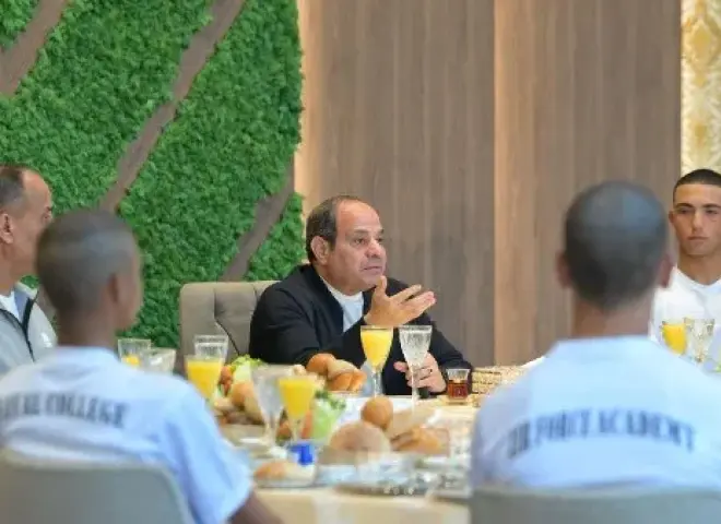 الرئيس السيسي خلال لقاء طلبة الأكاديمية العسكرية : هناك أجهزة مخابرات تطرح موضوعات على مواقع التواصل من خلال كتائب إلكترونية