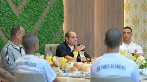 الرئيس السيسي خلال لقاء طلبة الأكاديمية العسكرية : هناك أجهزة مخابرات تطرح موضوعات على مواقع التواصل من خلال كتائب إلكترونية