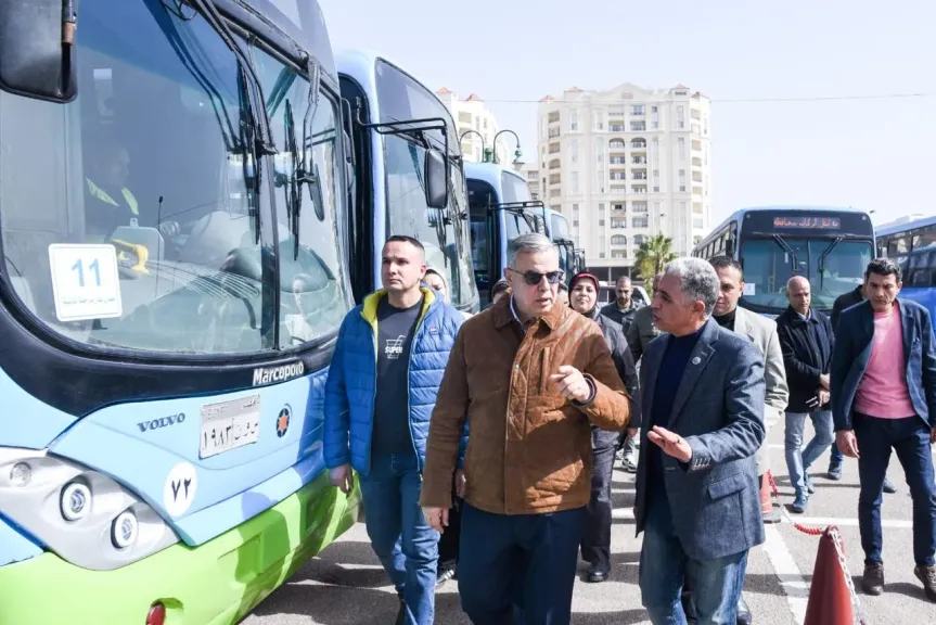 محافظ الإسكندرية يتفقد اصطفاف وسائل النقل البديلة لترام الرمل المقرر تشغيلها