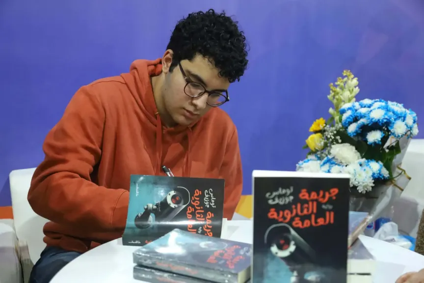 توماس جوزيف يوقع روايته جريمة الثانوية العامة بجناح دار الشروق في معرض الكتاب
