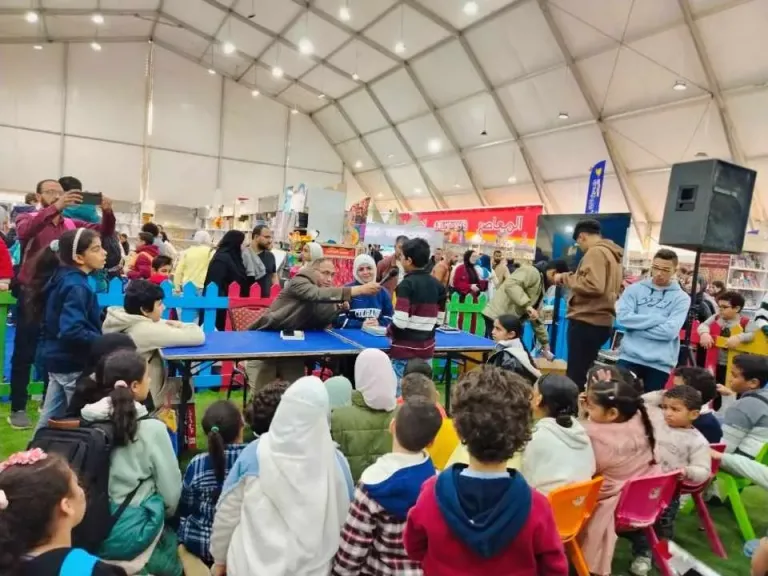 لو كنت رئيس تحرير.. أطفال معرض الكتاب يصممون مجلتهم بأفكارهم