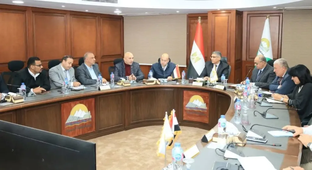 محافظ الجيزة يلتقي نواب دائرة الوراق ومنشأة القناطر لمناقشة طلبات المواطنين والعمل علي حلها