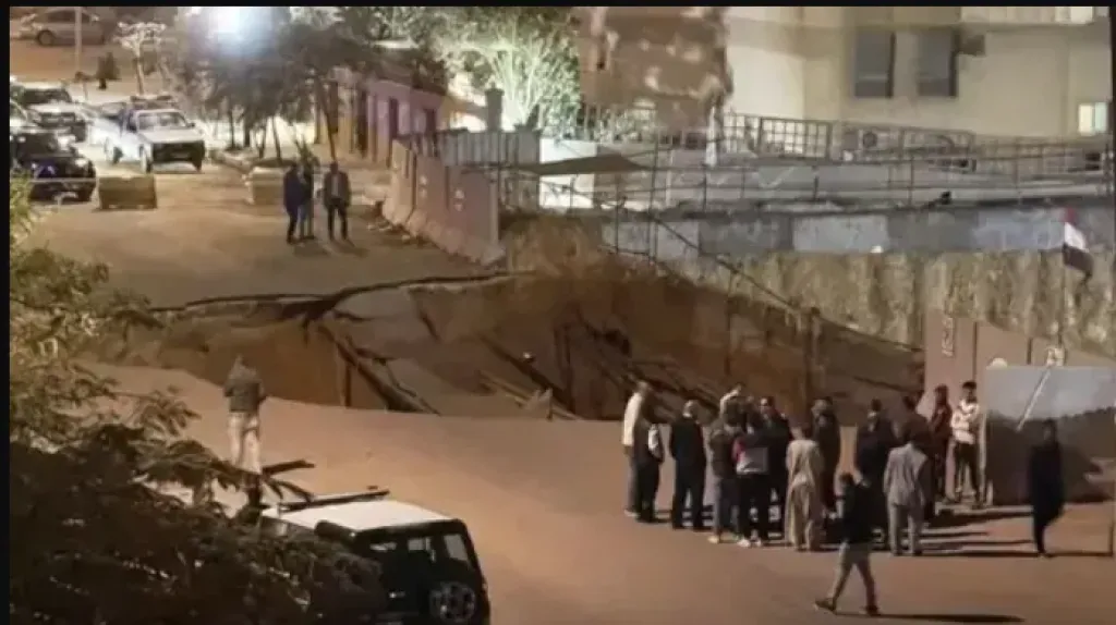 إصابة 4 أشخاص في انهيار حفرة داخل موقع تحت الإنشاء بالتجمع الخامس