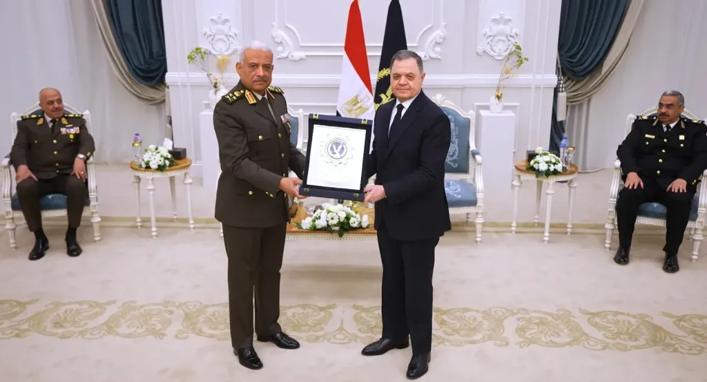 وزير الداخلية يستقبل القائد العام للقوات المسلحة ورئيس الأركان للتهنئة بعيد الشرطة