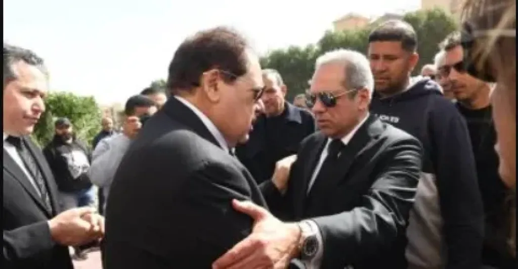 شخصيات سياسية وعامة يقدمون واجب العزاء في وفاة شقيقة النائب محمد أبو العينين