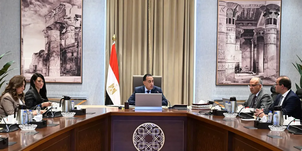 رئيس الوزراء يتابع الموقف التنفيذي الحالي لمشروعات حماية الشواطئ