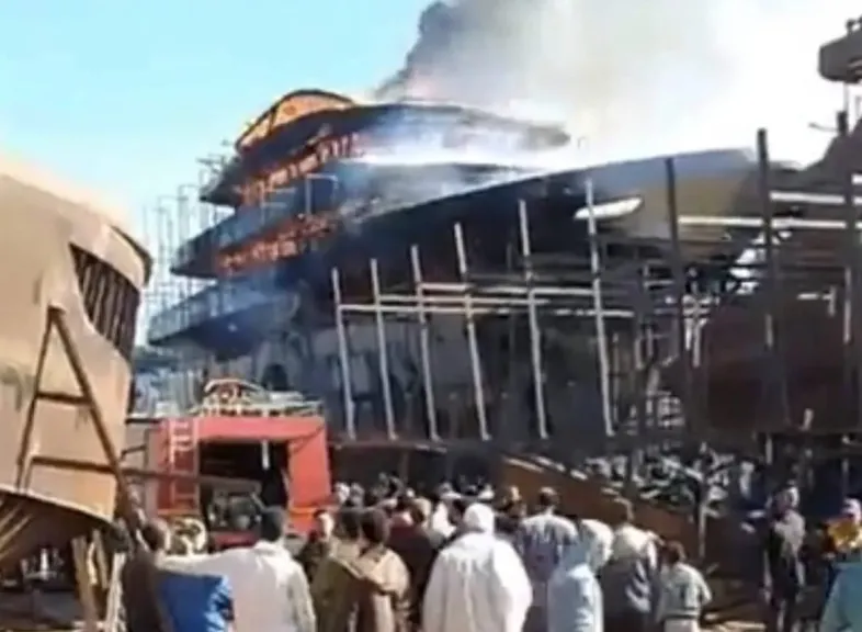 إصابة 5 عمال إثر نشوب حريق بورشة تصنيع مراكب في رشيد