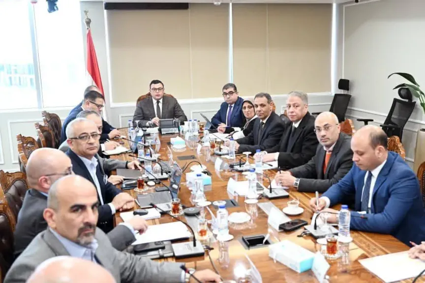 وزير الإسكان يعقد اجتماعاً مع مسؤولي ”سيتي إيدج” لبحث موقف تطوير وتشغيل الشواطئ بمدينة العلمين الجديدة