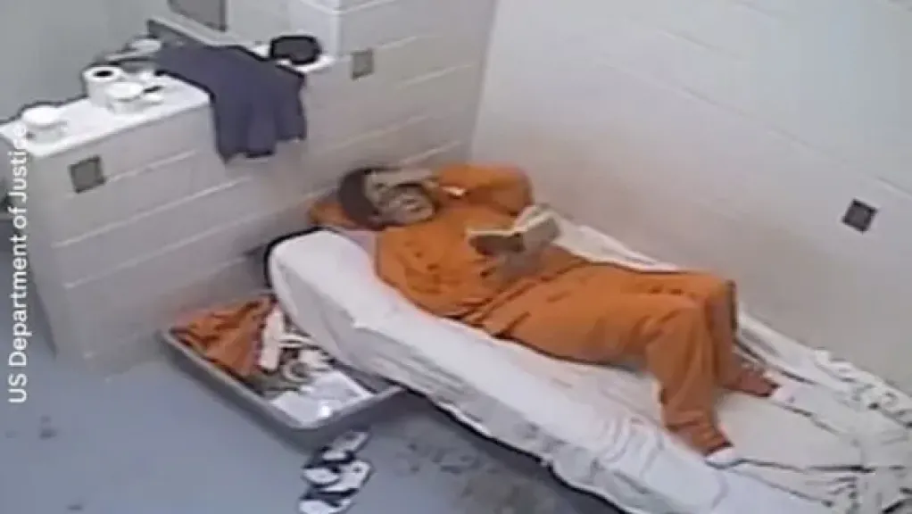 10 ساعات داخل الزنزانة.. لقطات سرية تكشف تفاصيل جديدة عن احتجاز غيسلين ماكسويل قبل محاكمتها