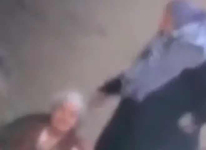 ضبط المتهمة بالاعتداء علي والدتها المسنة في الشارع وتعاطف كبير مع الام المعتدي عليها