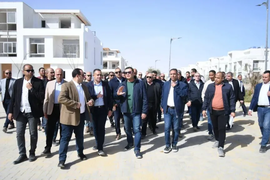 وزير الإسكان يتفقد الشاليهات والفيلات والعمارات السكنية بكومباند ”مزارين” بمدينة العلمين الجديدة
